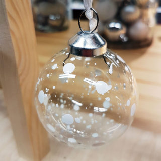 Transparente Weihnachtskugel mit weißen Farbpunkten